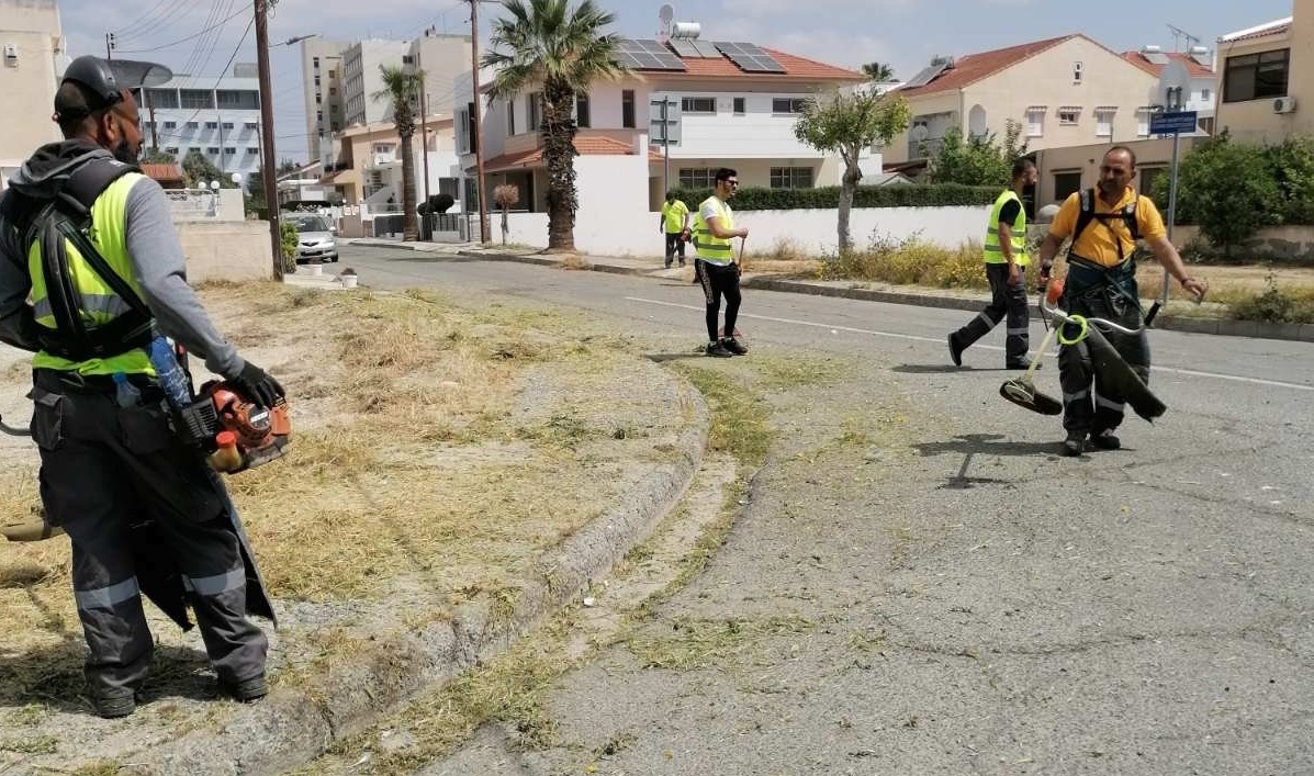 Λάρνακα: Συνεχίζονται οι εργασίες καθαρισμού από χόρτα σε πεζοδρόμια και δρόμους