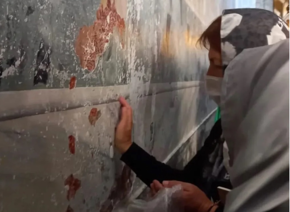 Εικόνα ντροπής στην Αγιά Σοφιά: Ξύνουν τους τοίχους και παίρνουν κομμάτια για ενθύμια