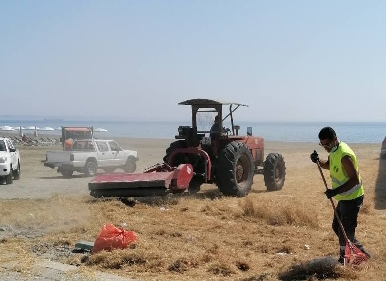 Συνεχίζονται οι εργασίες καθαρισμού από χόρτα σε πεζοδρόμια και δρόμους