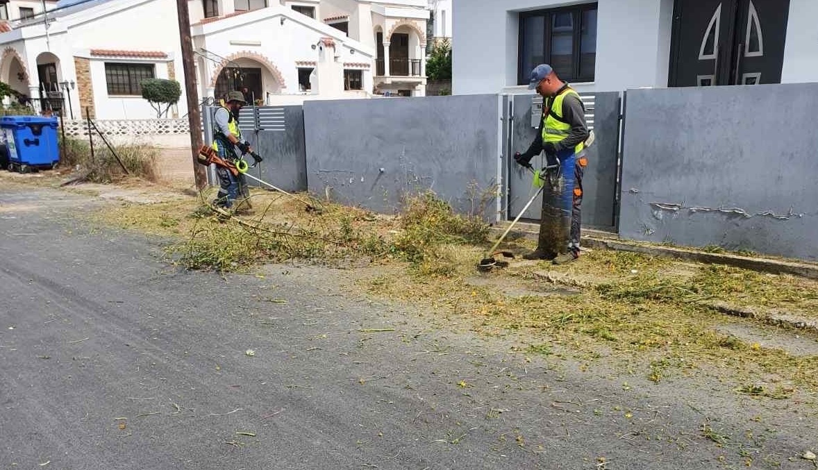 Συνεχίζονται οι εργασίες καθαρισμού από χόρτα σε πεζοδρόμια και δρόμους