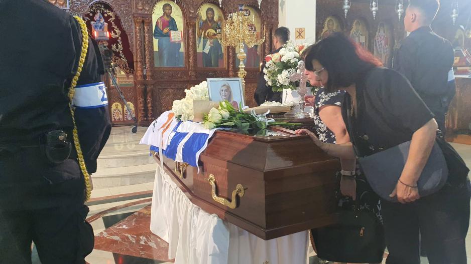 Με δάκρυα στα μάτια και λουλούδια στα χέρια το “αντίο” απλών πολιτών στη Ζέτα