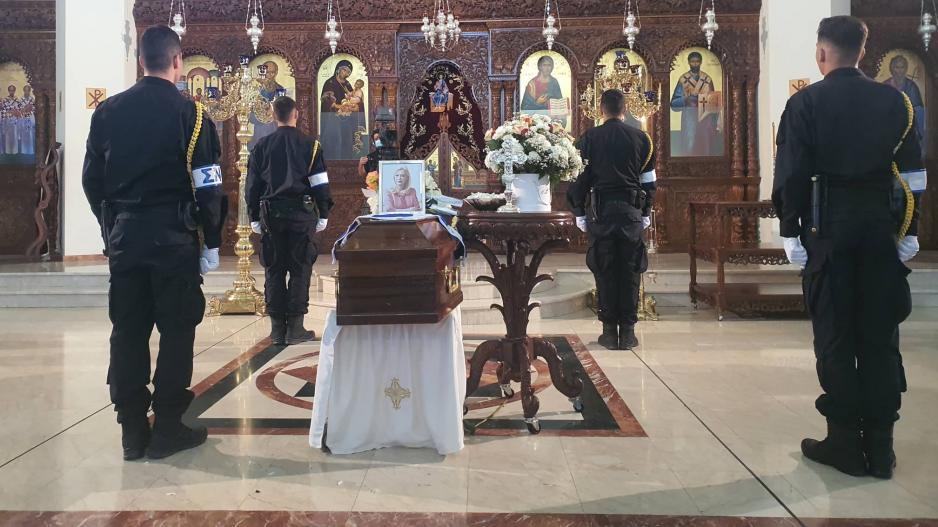 Σκεπασμένο με την ελληνική και την κυπριακή σημαία το φέρετρο της Ζέτας
