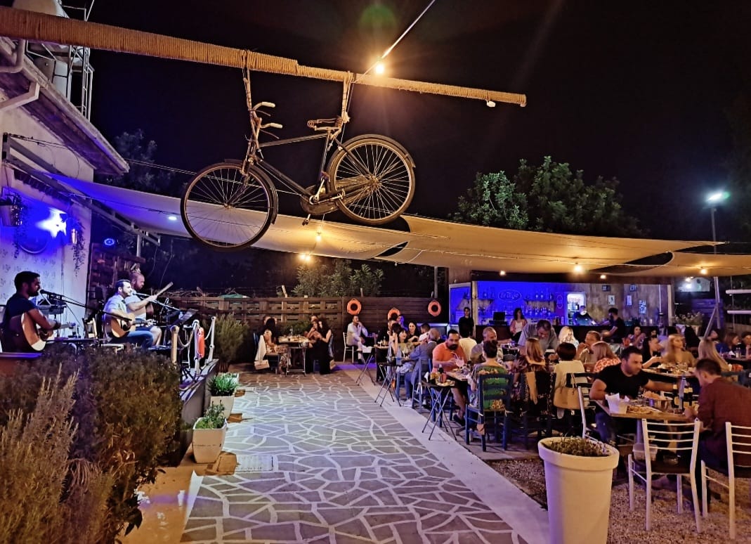 Καλοκαιρινή βραδιά με live μουσική σε γνωστό καφενείο της πόλης