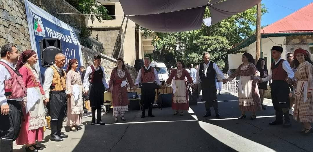 Αστυνομικοί μας από τη Λάρνακα χόρεψαν χθες στον Πεδουλά στο Φεστιβάλ Κερασιού  (φώτο)