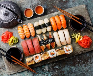 4vZtdEPY-best-sushi-abu-dhabi-holding-1200×900