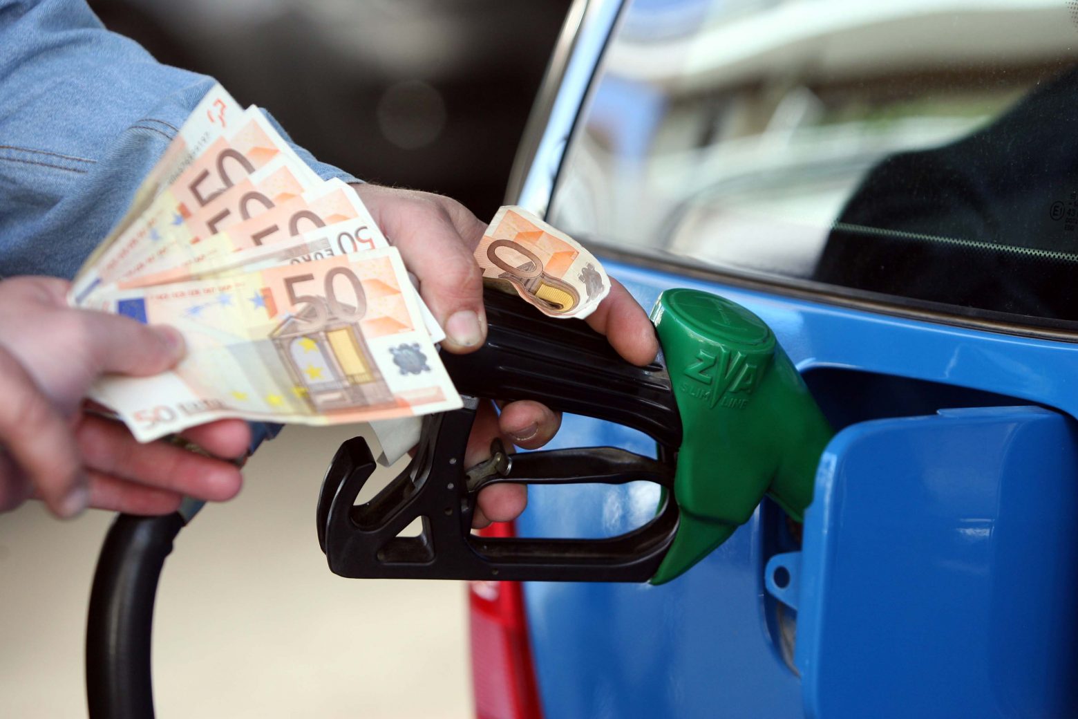 Βενζίνη: Εκτοξεύεται στα 3 ευρώ η αμόλυβδη – Σε τεφτέρια γράφονται τα χρέη των οδηγών