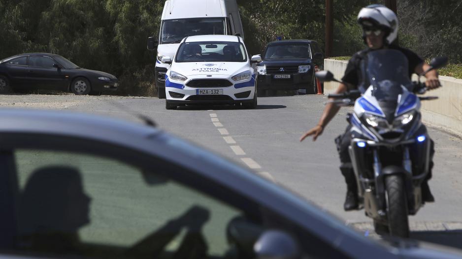 Με τη συνοδεία αστυνομίας σε κλινική έγκυος που βρισκόταν στον αυτο/δρομο