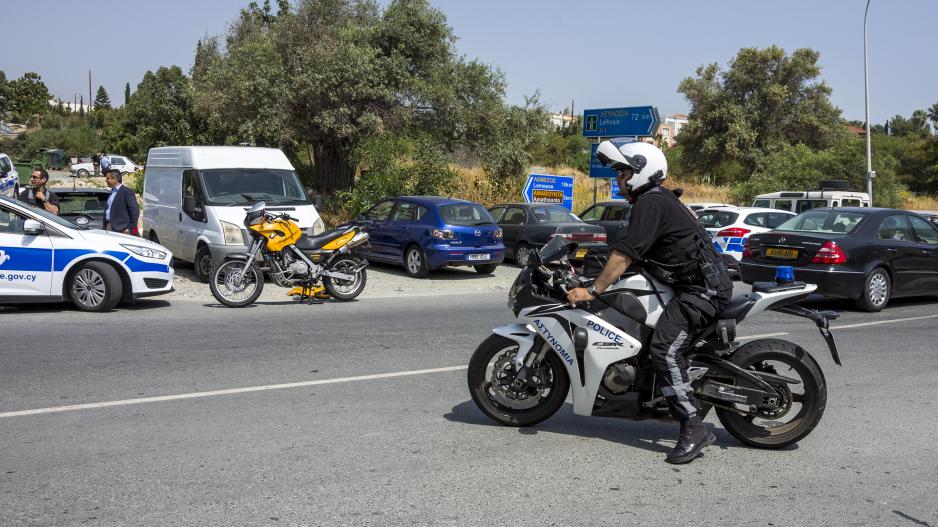Καταζητούμενος στη θέα των αστυνομικών τράπηκε σε φυγή και προκάλεσε τροχαίο