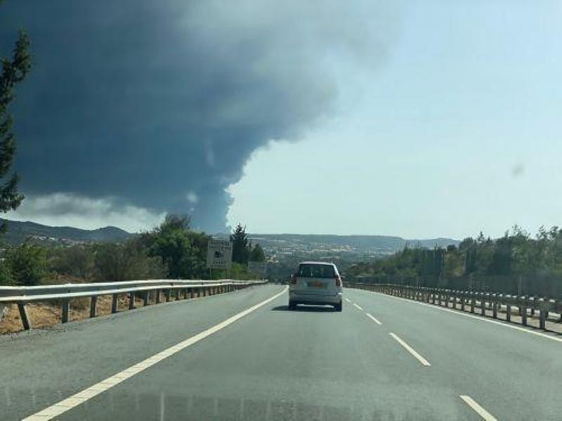 Μαίνεται η πυρκαγιά σε Μαρί-Καλαβασό – Καπνοί μέχρι τη Λάρνακα