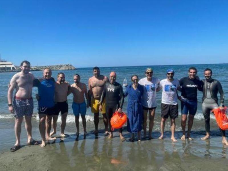 Κολυμβητές διένυσαν 8 χλμ στη θάλασσα για φιλανθρωπικό σκοπό: «Κανείς δεν είναι μόνος»