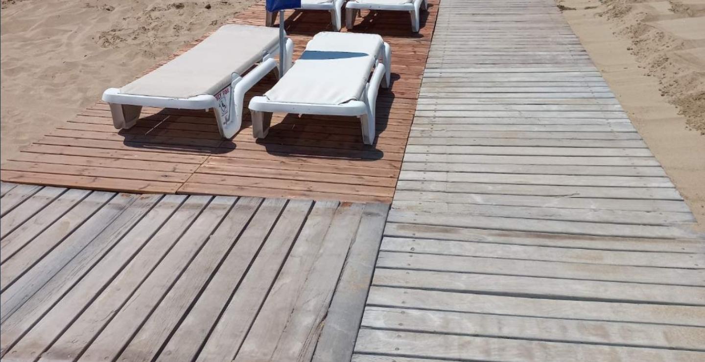 Toποθέτησαν κρεβατάκια στην παραλία του Πρωταρά για άτομα σε τροχοκαθίσματα