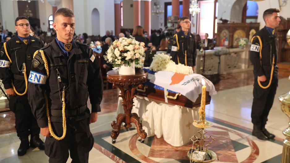 Έφτασε ο ΠΤΔ και τα μέλη του Υπουργικού Συμβουλίου – Τελείται η εξόδιος ακολουθία
