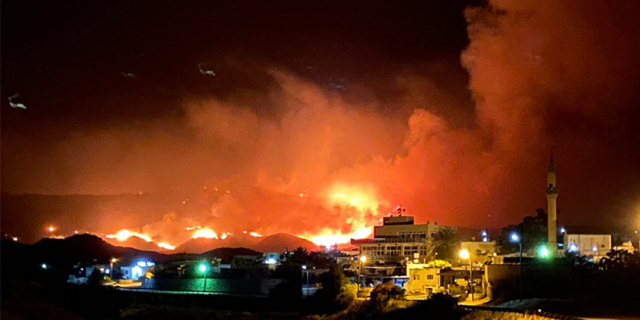 Ανεξέλεγκτη η φωτιά στη Καντάρα – Εκκενώθηκαν δυο χωριά (φώτο)