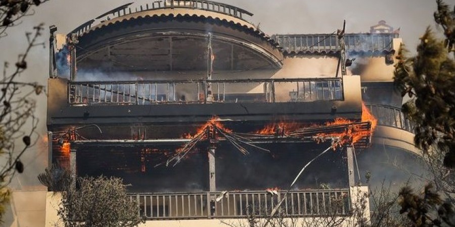 Φωτιά στην Άνω Βούλα: Καίγονται σπίτια – Εκκενώθηκε το Πανόραμα (ΒΙΝΤΕΟ)