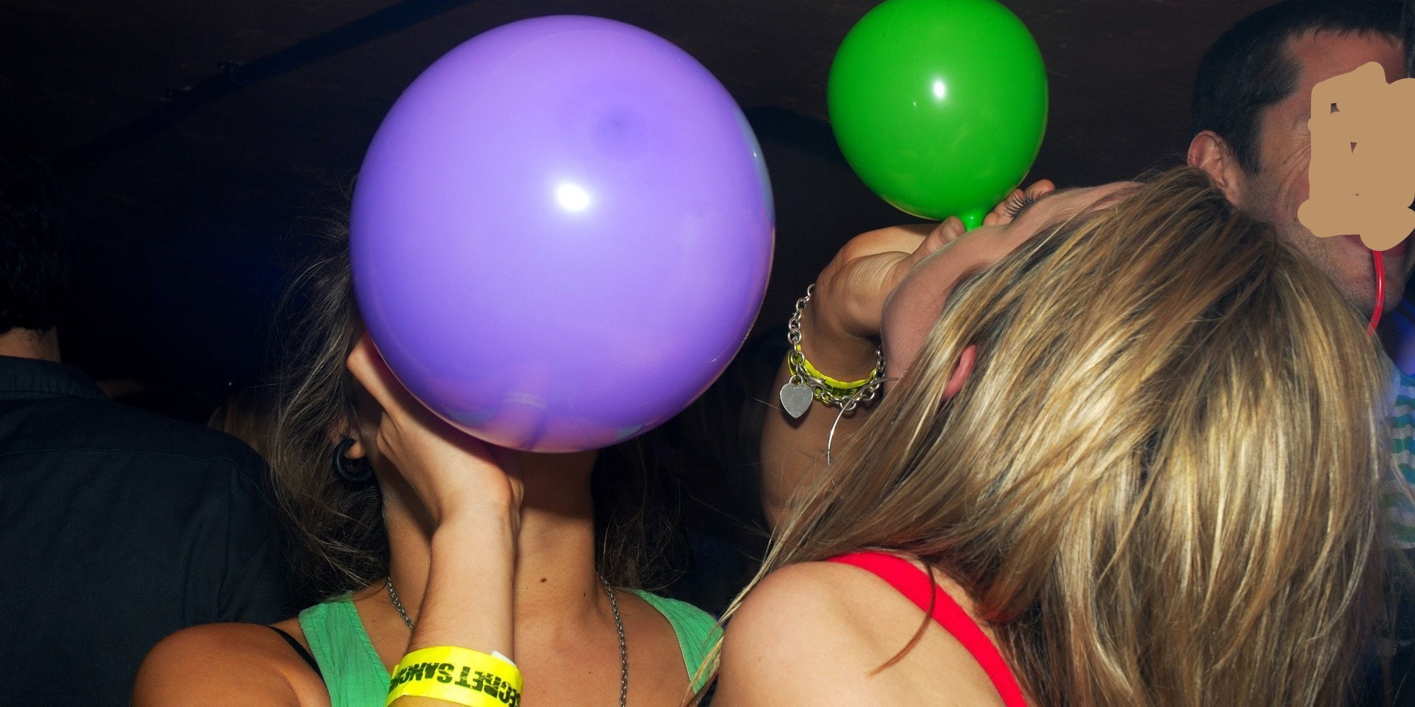 “Τσάκωσαν” νεαρούς την ώρα που εισέπνεαν από μπαλόνι με laughing gas