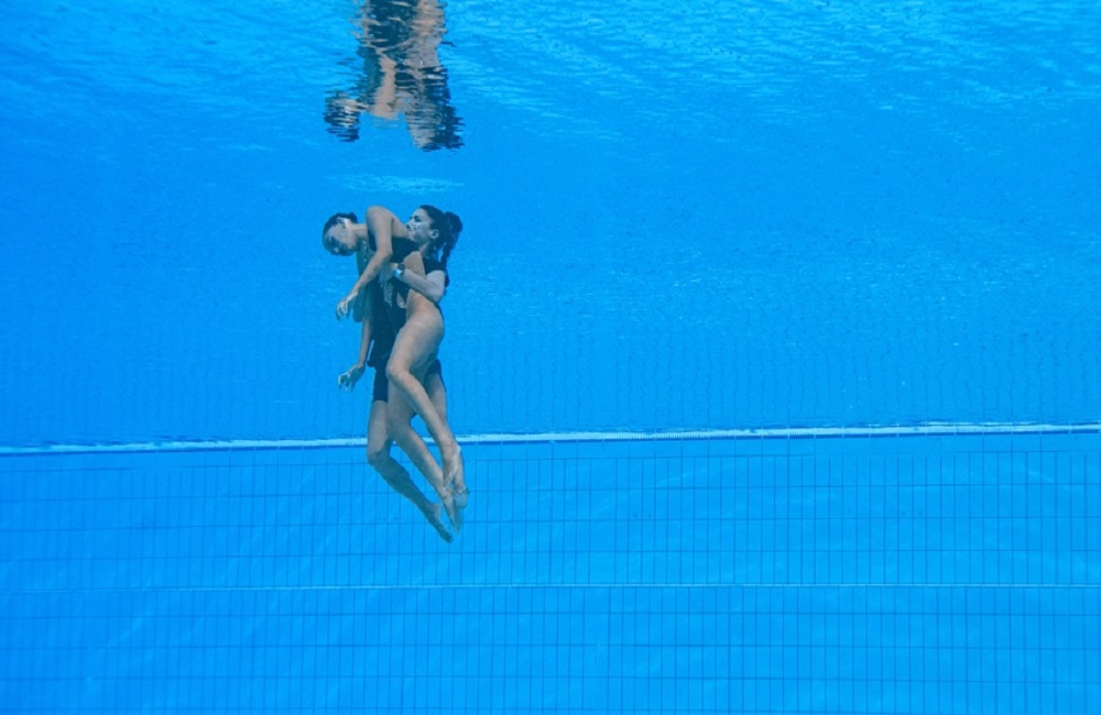 Συγκλονιστικές εικόνες από τη διάσωση αθλήτριας καλλιτεχνικής κολύμβησης που λιποθύμησε μέσα στο νερό
