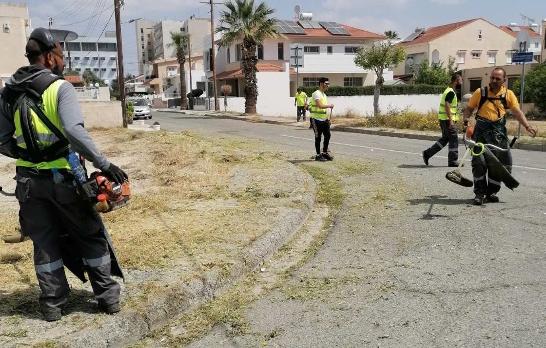 Λάρνακα: Συνεχίζονται οι εργασίες καθαρισμού από χόρτα σε πεζοδρόμια και δρόμους