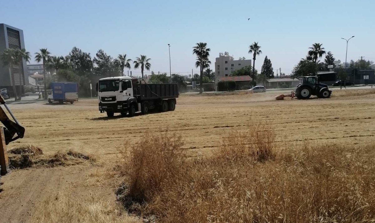 Συνεχίζονται οι εργασίες καθαρισμού από χόρτα σε πεζοδρόμια και δρόμους