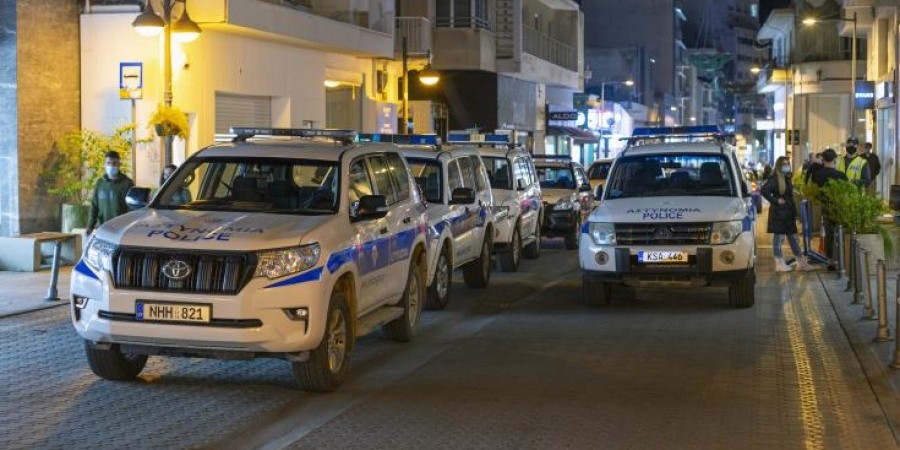 Άγρια συμπλοκή: Χτυπούσαν με ξύλα και πέτρες όχημα και το παρέδοσαν στις φλόγες