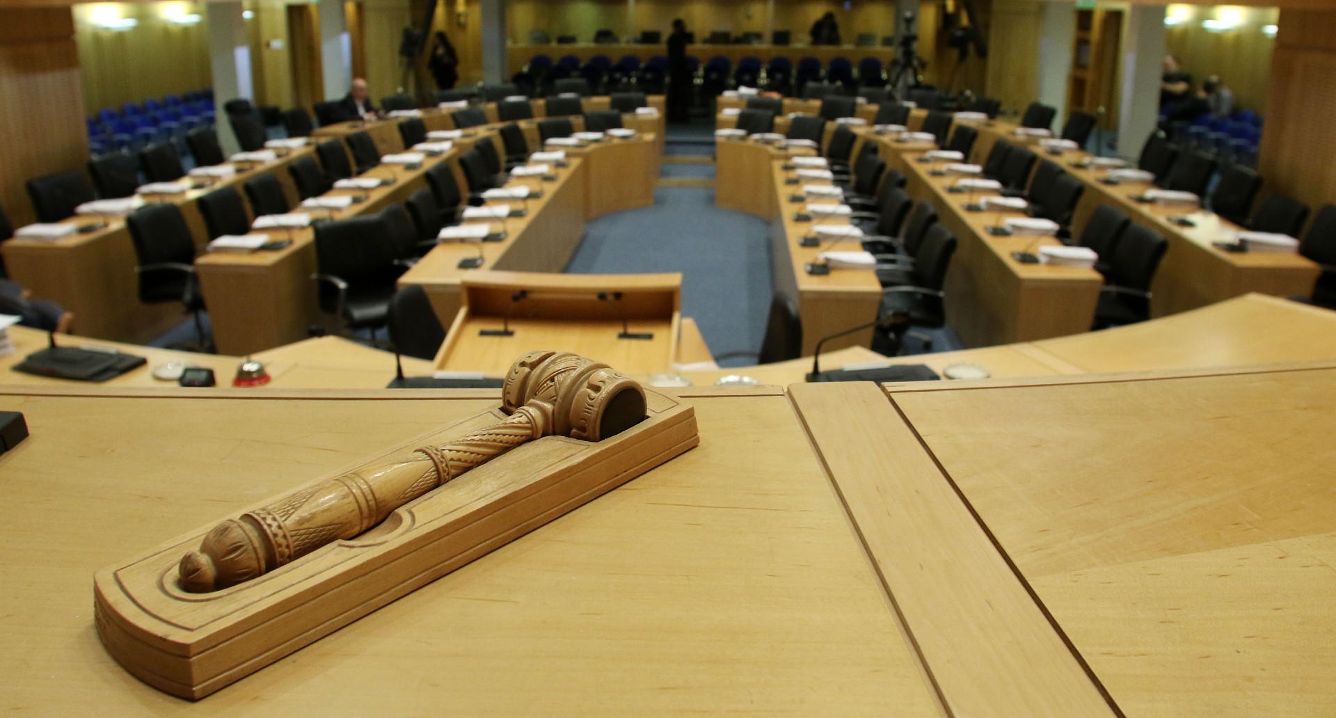 Υπερψηφίστηκε ο νόμος για τις γυναικοκτονίες – Διά βίου φυλάκιση η ποινή