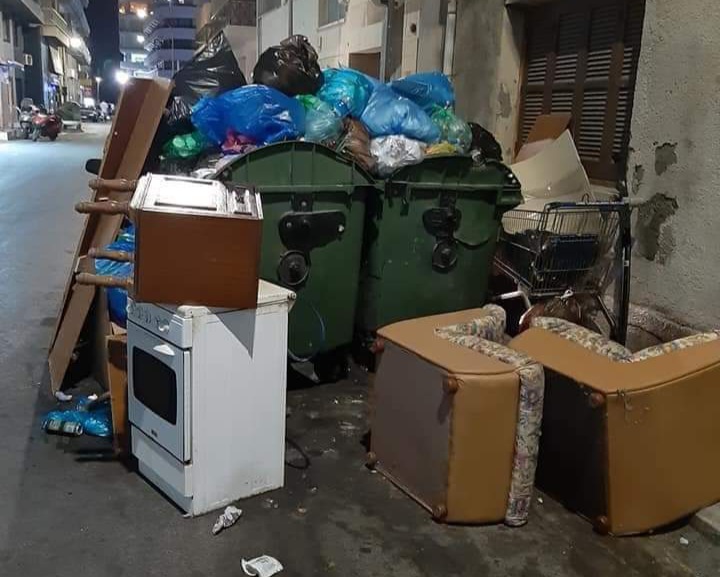 Εικόνες ντροπής στο κέντρο της πόλης – “Μας έγραψαν για τα τραπεζάκια αλλά στην άλλη γωνία σκουπιδότοπος”
