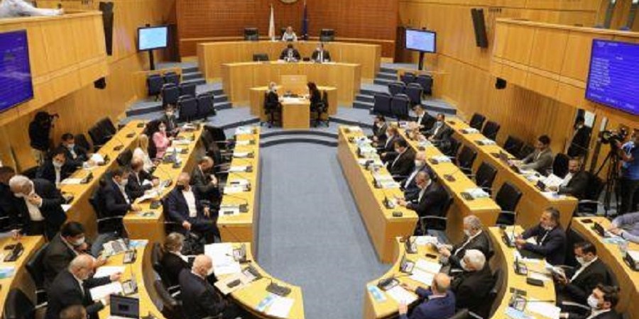 Μονόλεπτη σιγή στη μνήμη των θυμάτων του Μαρί και της πτώσης ελικοπτέρου ΕΦ από την Βουλή