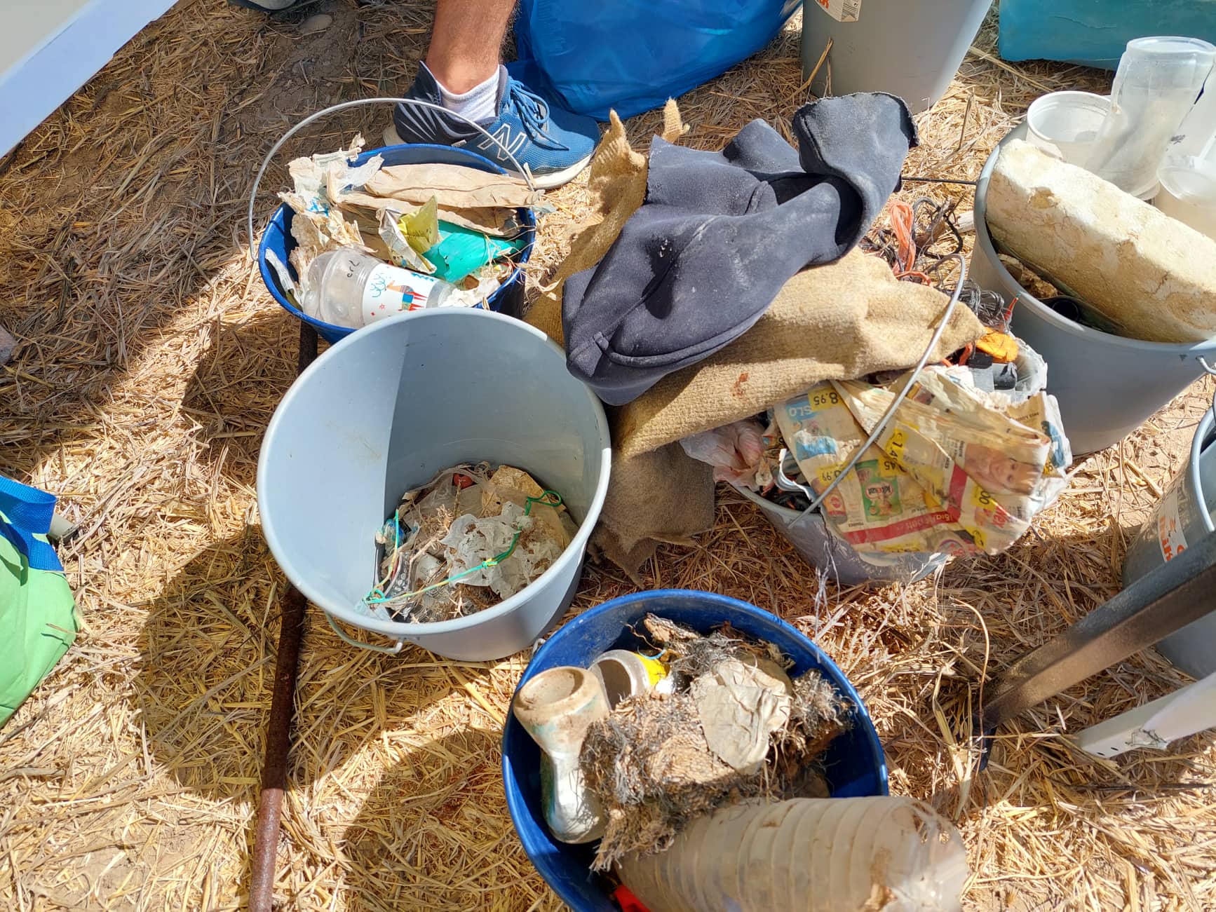Γεμάτη πλαστικά σκουπίδια η παραλία του Μαζωτού…