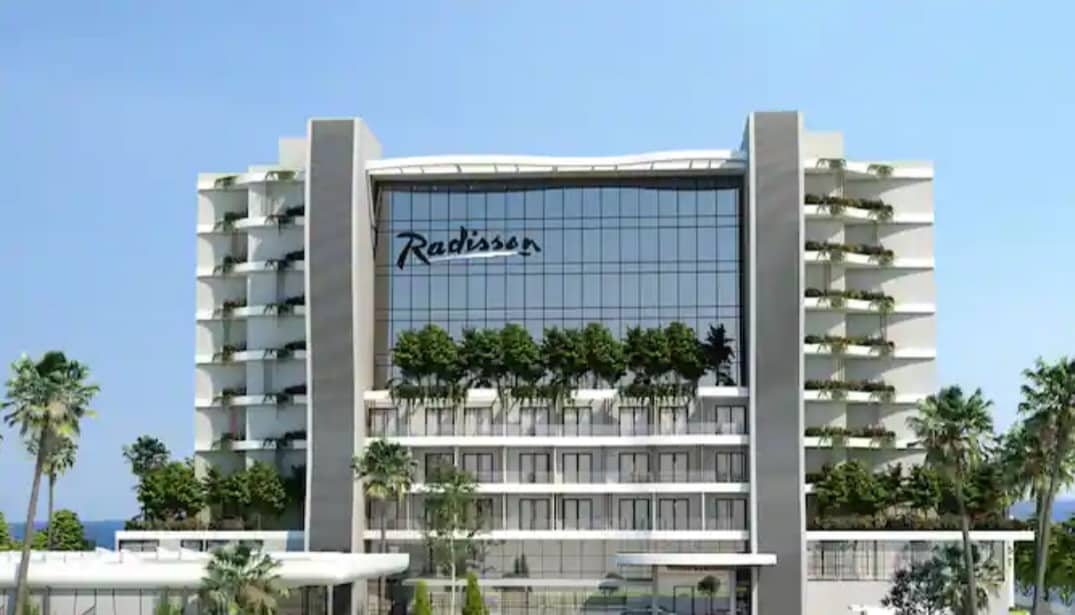 Όλα έτοιμα για το Radisson Beach Resort – Πότε θα ανοίξει τις πύλες του