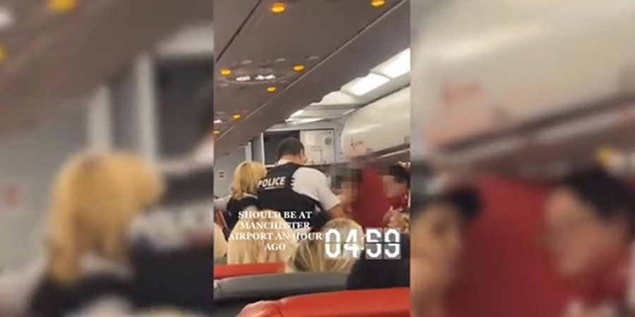 Η στιγμή που ακινητοποιούν τη γυμνή γυναίκα στην πτήση από Λάρνακα (βίντεο)