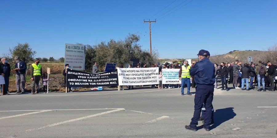 Μιτσερό: Χειροπέδες σε δύο Κοινοτάρχες – Παρεμπόδισαν εκσκαφέα για ασφαλτικά