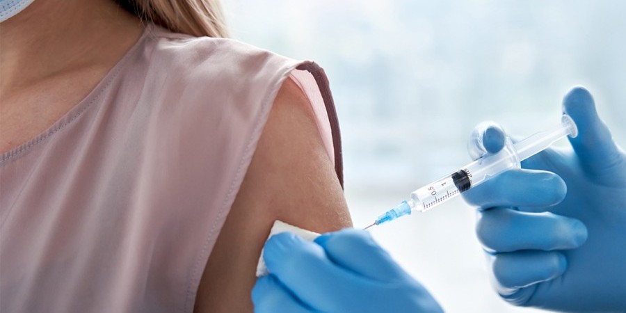 Εγκρίθηκε το εμβόλιο κατά της Όμικρον – Η Βρετανία η πρώτη χώρα