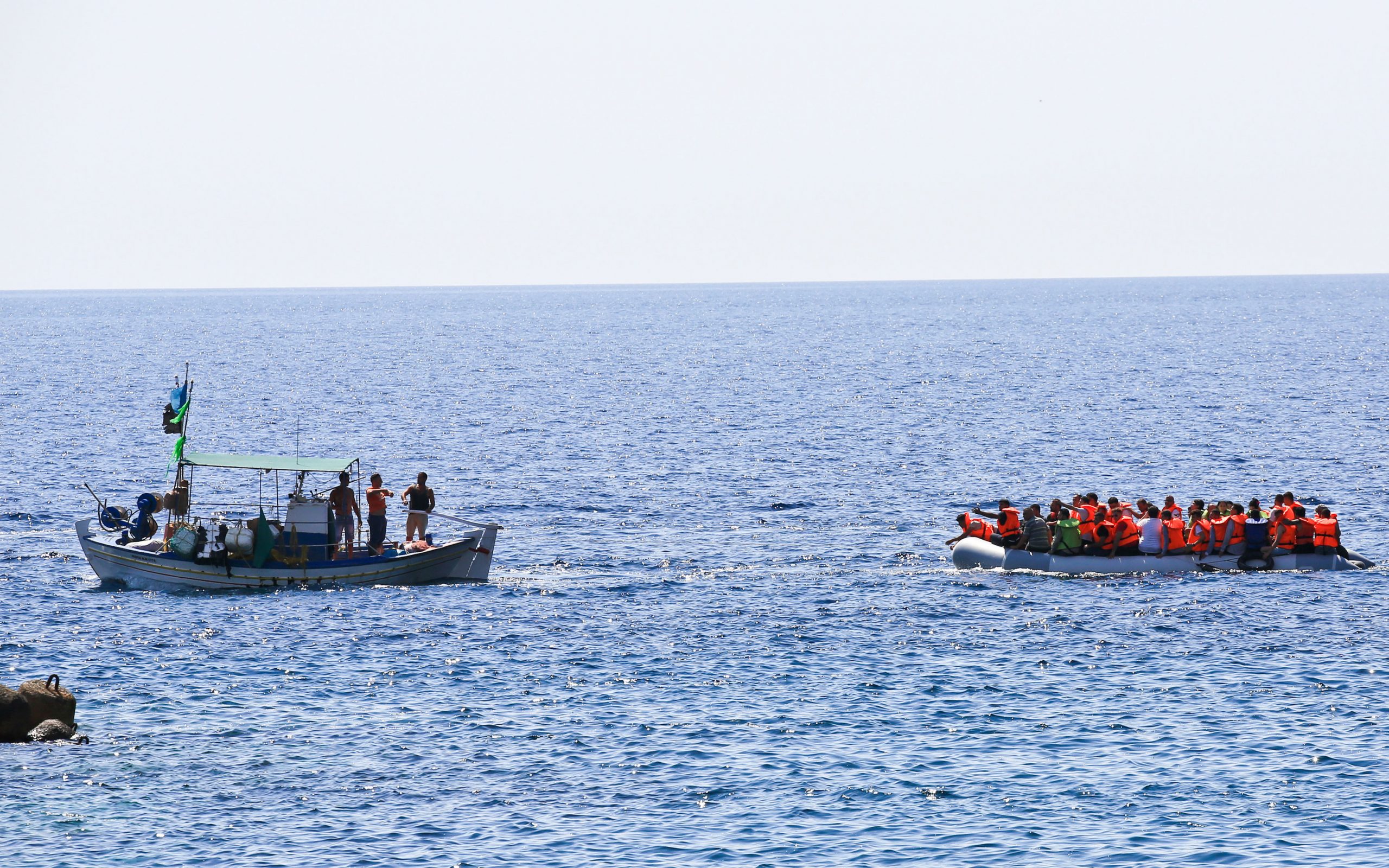 Χειροπέδες σε τέσσερα πρόσωπα για την άφιξη των 60 μεταναστών