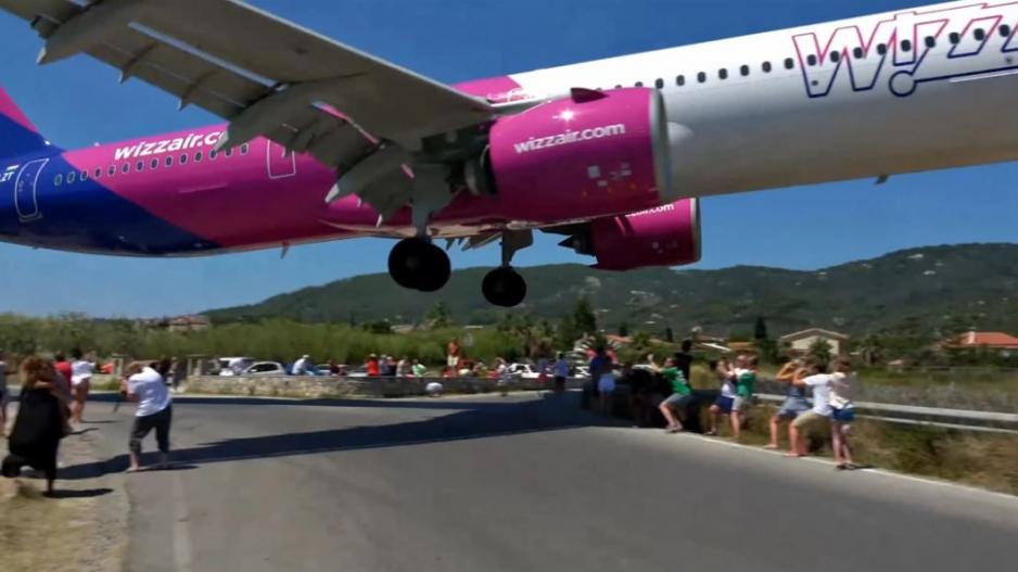 Αεροσκάφος “έξυσε” τα κεφάλια δεκάδων τουριστών στη Σκιάθο (βίντεο)