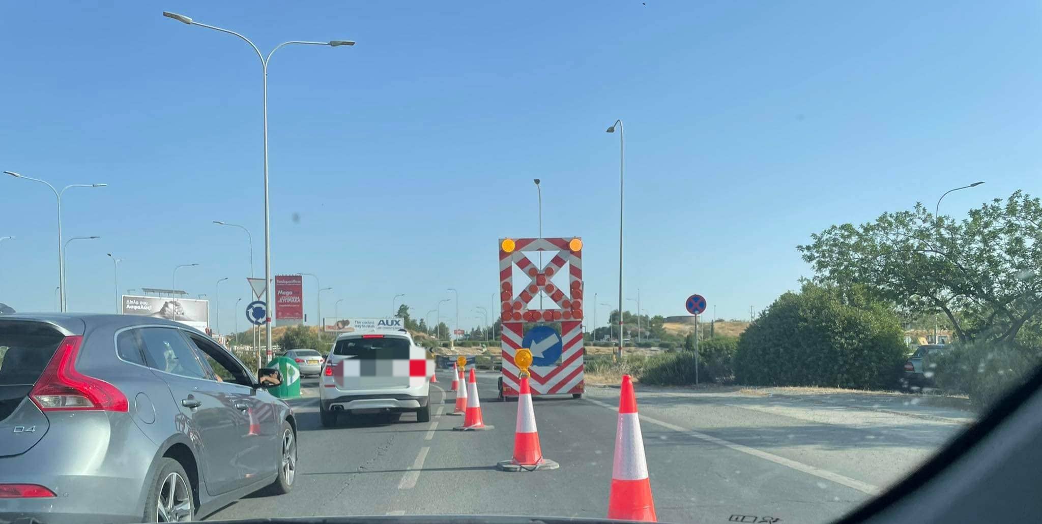 Ακινητοποιημένο όχημα στον αυτό/δρομο Λεμεσού-Λευκωσίας-Κλειστή η δεξιά λωρίδα