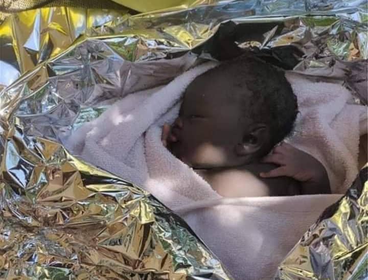 Μια ελληνίδα ξεγέννησε μια πρόσφυγα στο κέντρο μεταναστών