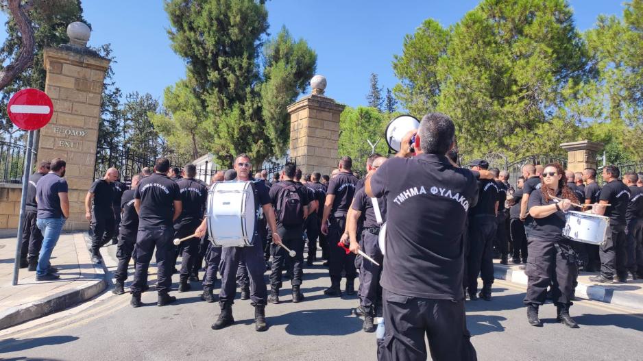 Έξω από το Προεδρικό οι δεσμοφύλακες της “Ισότητας”, συνεχίζουν την απεργία