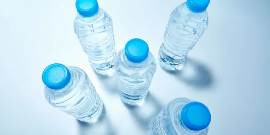 Γιατί δεν θα πρέπει να ξαναπιούμε νερό από πλαστικό μπουκάλι