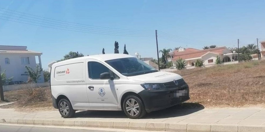 Οργή στο Παραλίμνι: Κινητή κάμερα…στάθμευσε σε πεζοδρόμιο (ΦΩΤΟ)