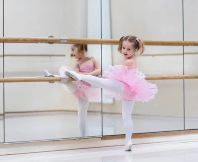 depositphotos_95835198-stock-photo-little-ballerina-at-ballet-class.jpg
