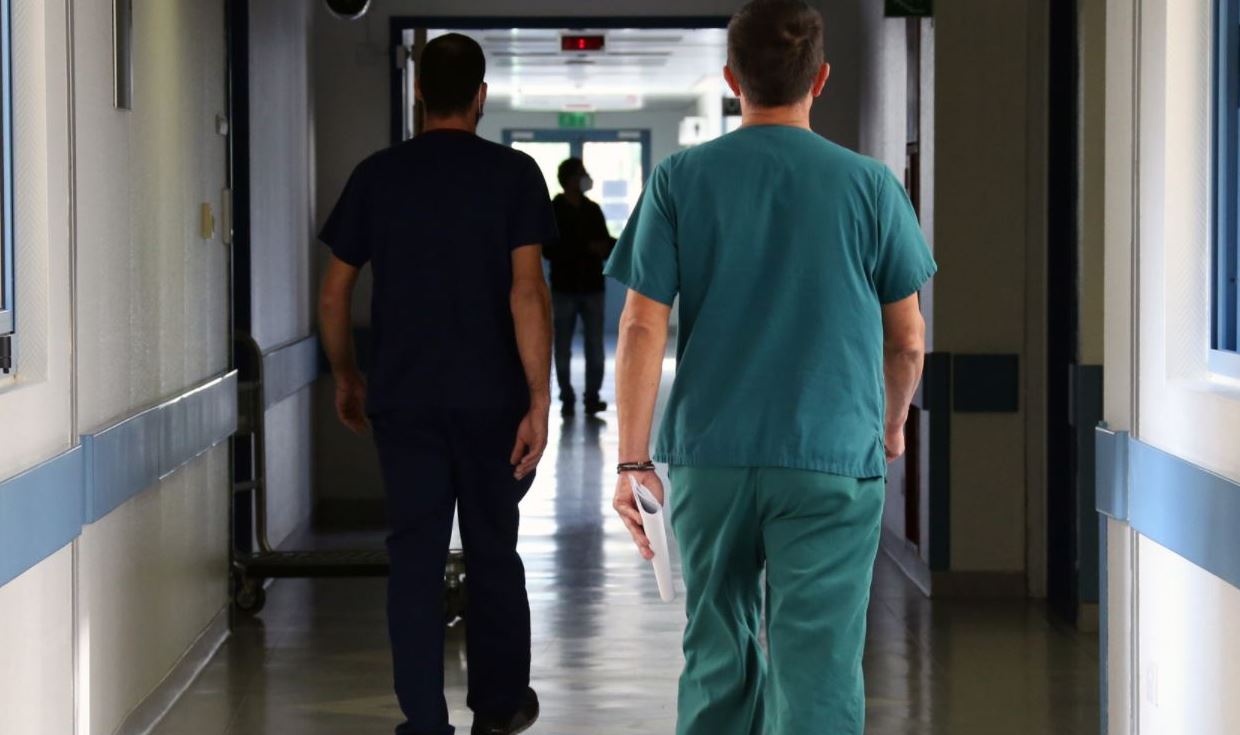 Στη Βουλή οδηγούνται οι διαφορετικές αμοιβές των νοσηλευτηρίων από τον ΟΑΥ