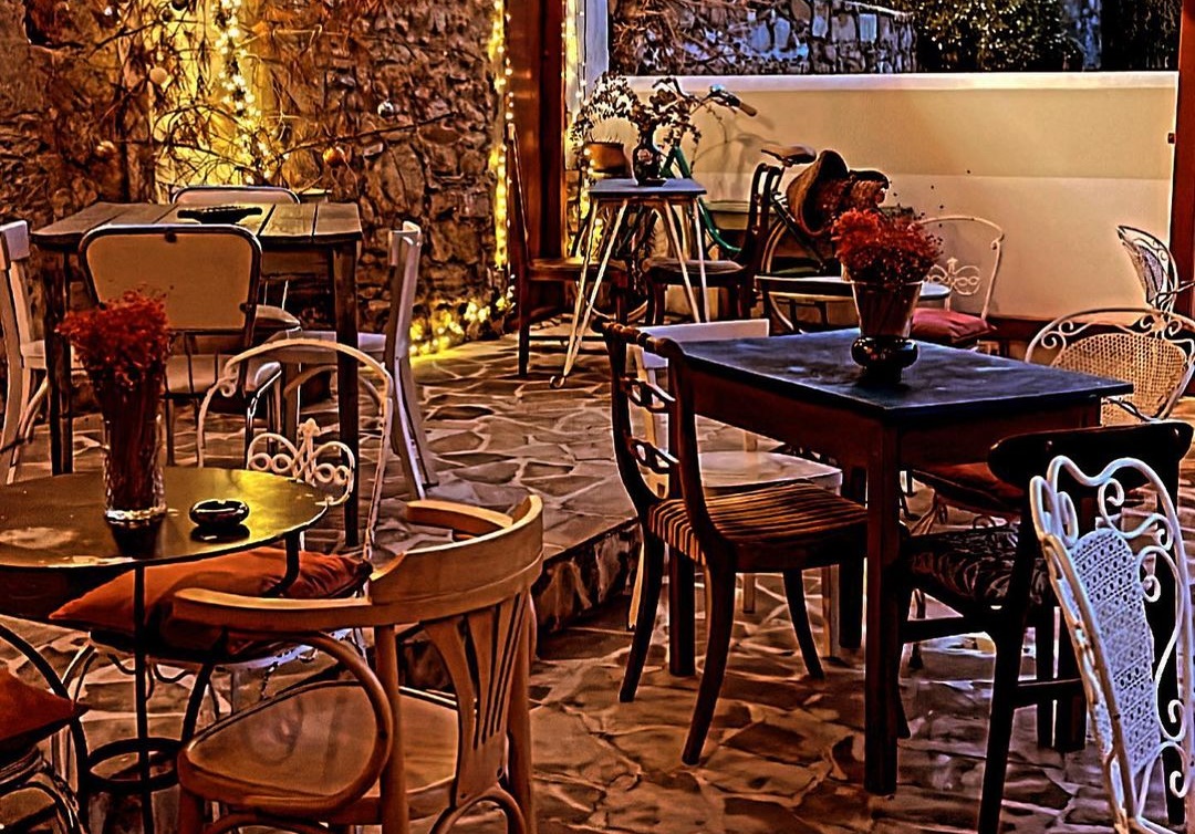 Ένα κουκλίστικο café-bar στη Λάρνακα σε περιμένει να το ανακαλύψεις