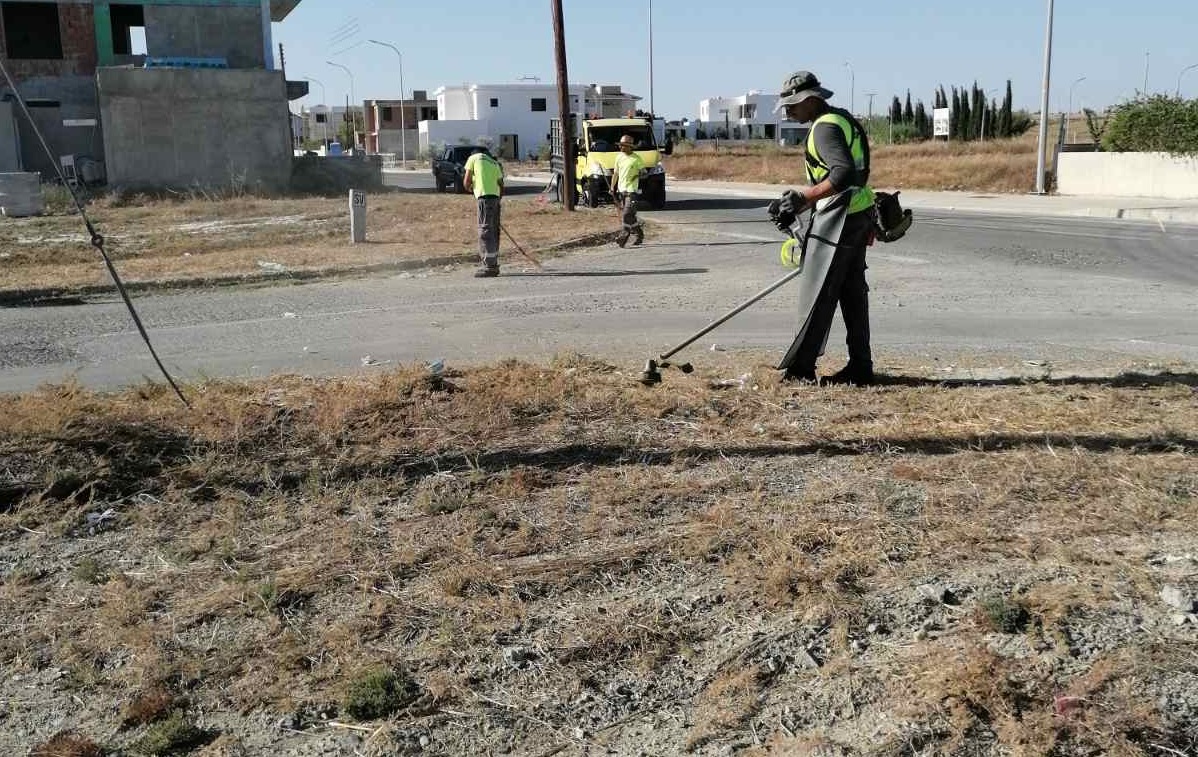 Λάρνακα: Συνεχίζονται οι εργασίες καθαρισμού από χόρτα σε πεζοδρόμια και δρόμους