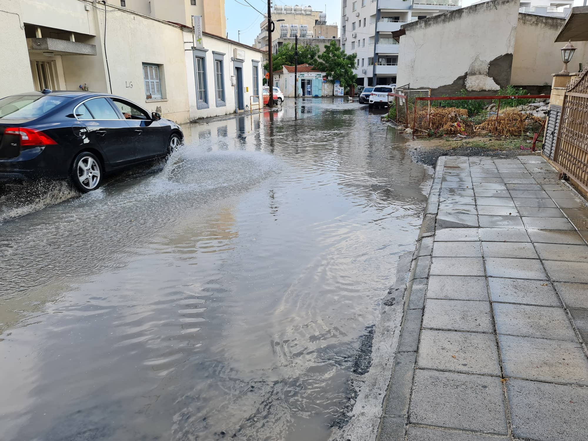 Έντονα τα καιρικά φαινόμενα που έπληξαν χθες τη Λάρνακας με δέκα κλήσεις για βοήθεια στην Πυροσβεστική