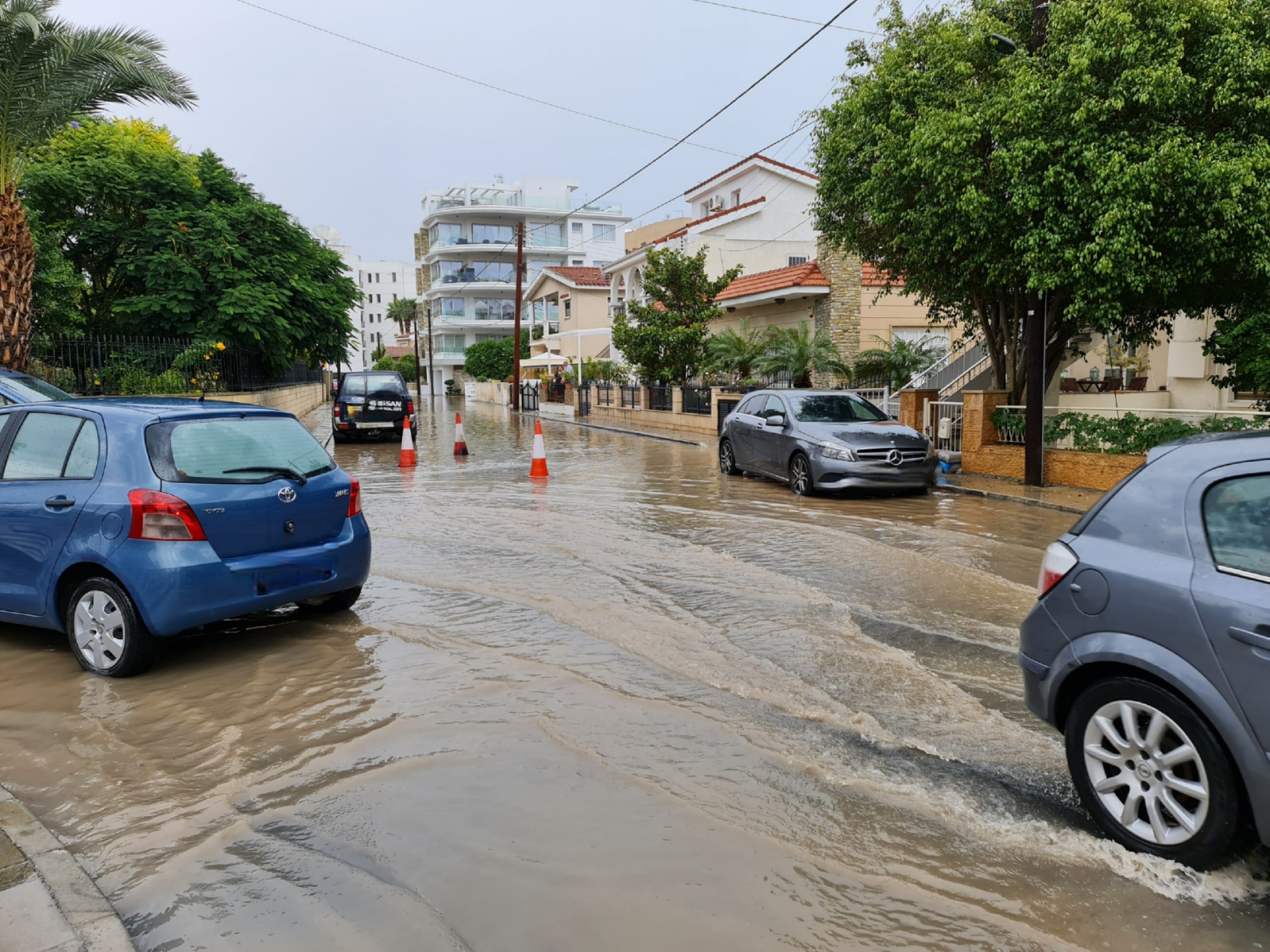 ΛΑΡΝΑΚΑ: Κλειστοί δρόμοι στην περιοχή Σωτήρος – Πυροσβεστική στη σκηνή για απεγκλωβισμό οχημάτων – Τι δήλωσαν κάτοικοι (videos)