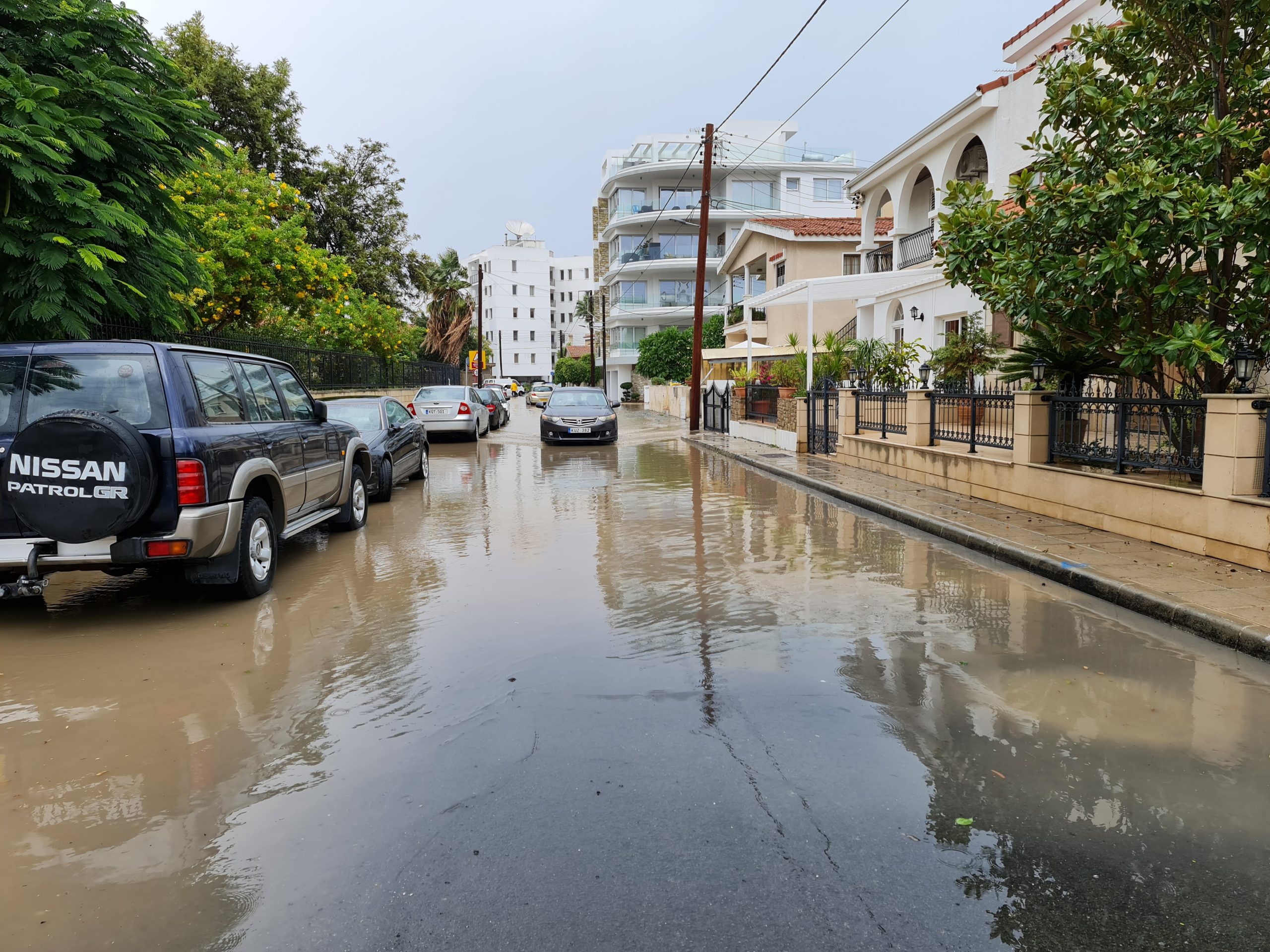 Η εντονότερη βροχή τα τελευταία 6 χρόνια – Καμία ανταπόκριση από το Υπουργείο Εσωτερικών για το αντιπλυμμυρικό των Καμάρων