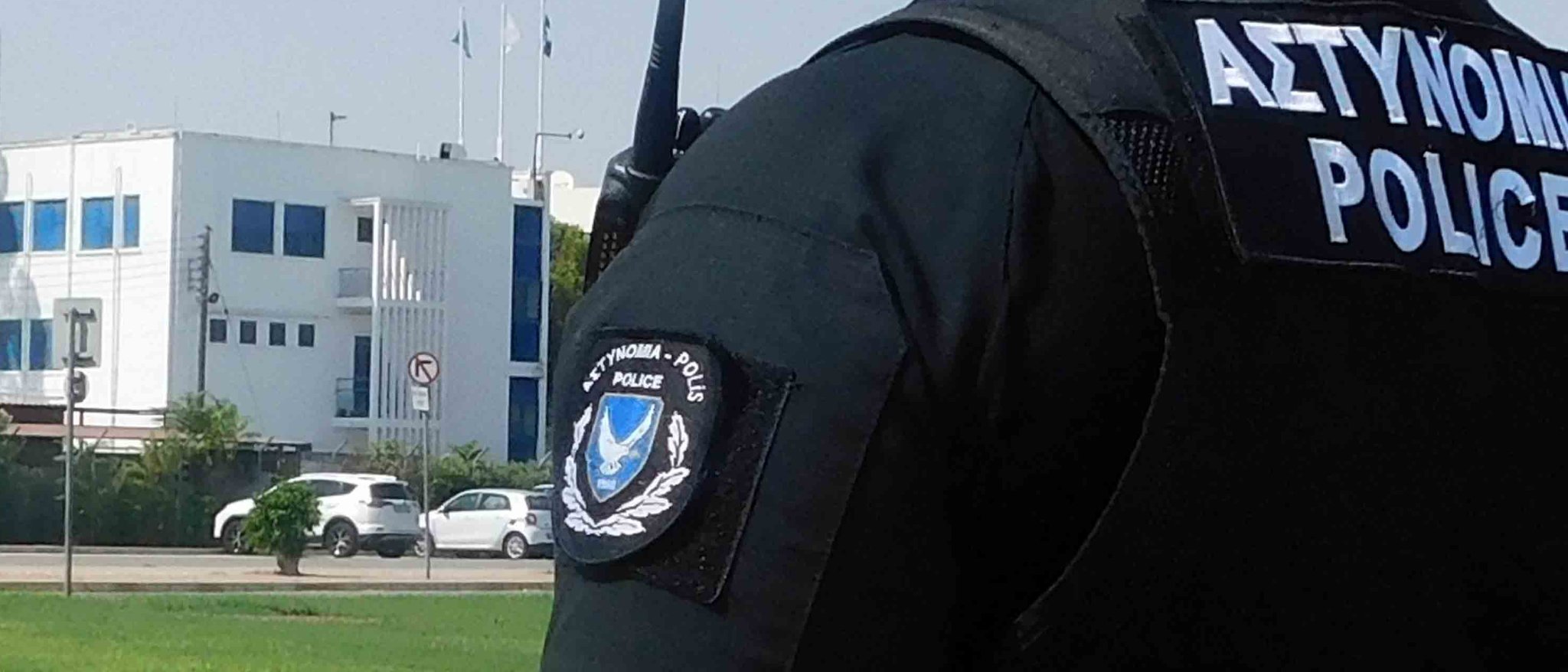 Χειροπέδες σε αστυνομικό που διακινούσε παράτυπους μετανάστες από κατεχόμενα