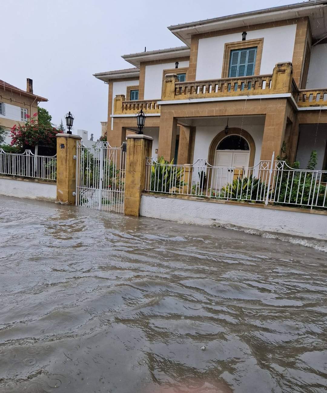 Λάρνακα: Ενισχύσεις από ΕΜΑΚ – Απεγκλωβισμοί από οχήματα