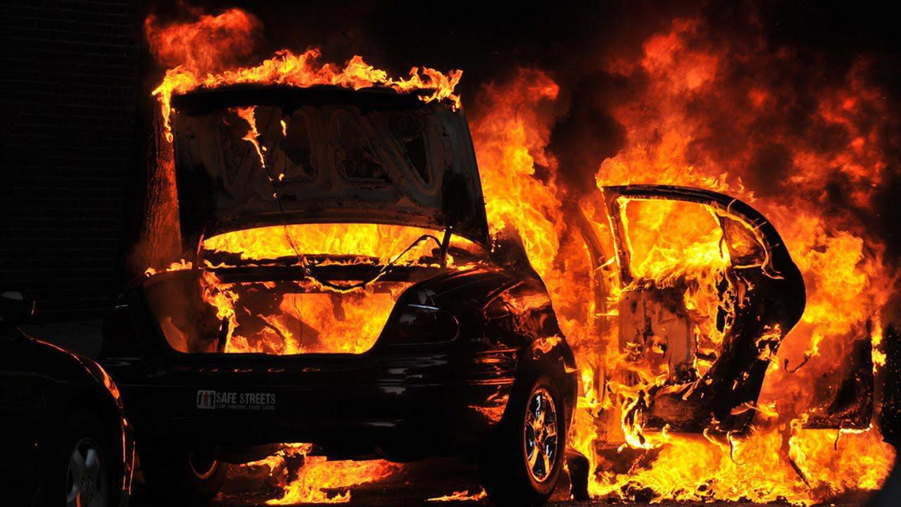 Εκτεταμένες ζημιές σε όχημα από φωτιά τα ξημερώματα στην Αραδίππου