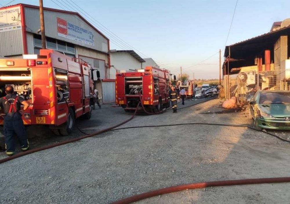 Υλικές ζημιές από την πυρκαγιά σε βαφείο αυτοκινήτων στη βιομηχανική περιοχή Λιβαδιών