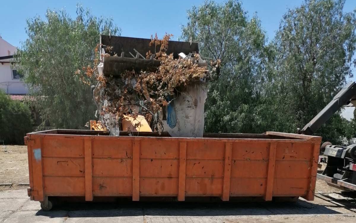 Συνεχίζονται οι εργασίες καθαρισμού από χόρτα σε πεζοδρόμια και δρόμους